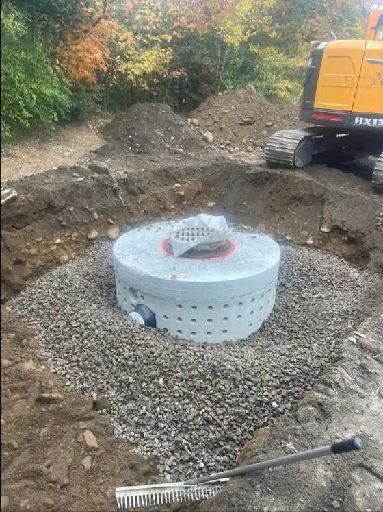 New concrete distribution structure set in crushed stone